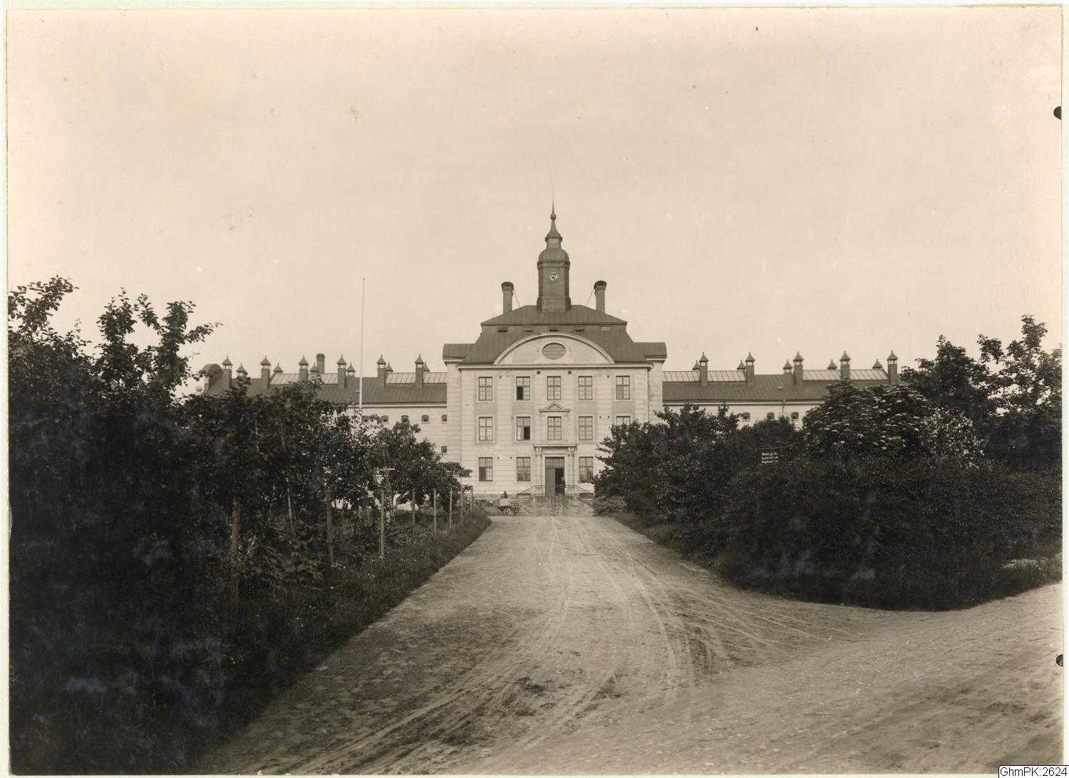 Svartvitt arkivfotografi av Härlanda centralfängelse sett från vägen år 1922